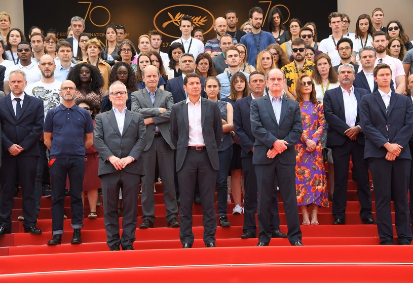 Uczestnicy festiwalu filmowego w Cannes we wtorek uczcili minutą ciszy pamięć ofiar poniedziałkowego zamachu bombowego w Manchesterze. Zamach, w którym zginęło ponad 20 osób, w tym dzieci, organizatorzy festiwalu nazwali "atakiem na kulturę, młodość i radość".