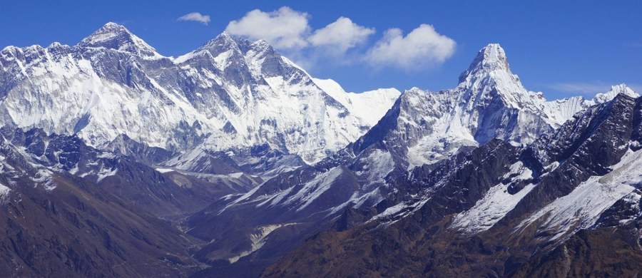 Ciała czterech osób odnaleźli w nocy ratownicy w najwyższym obozie na Mount Evereście (8848 m n.p.m.). Jak poinformował przedstawiciel nepalskiego ministerstwa turystyki Hemanta Dhakal, zwłoki były w namiocie.
