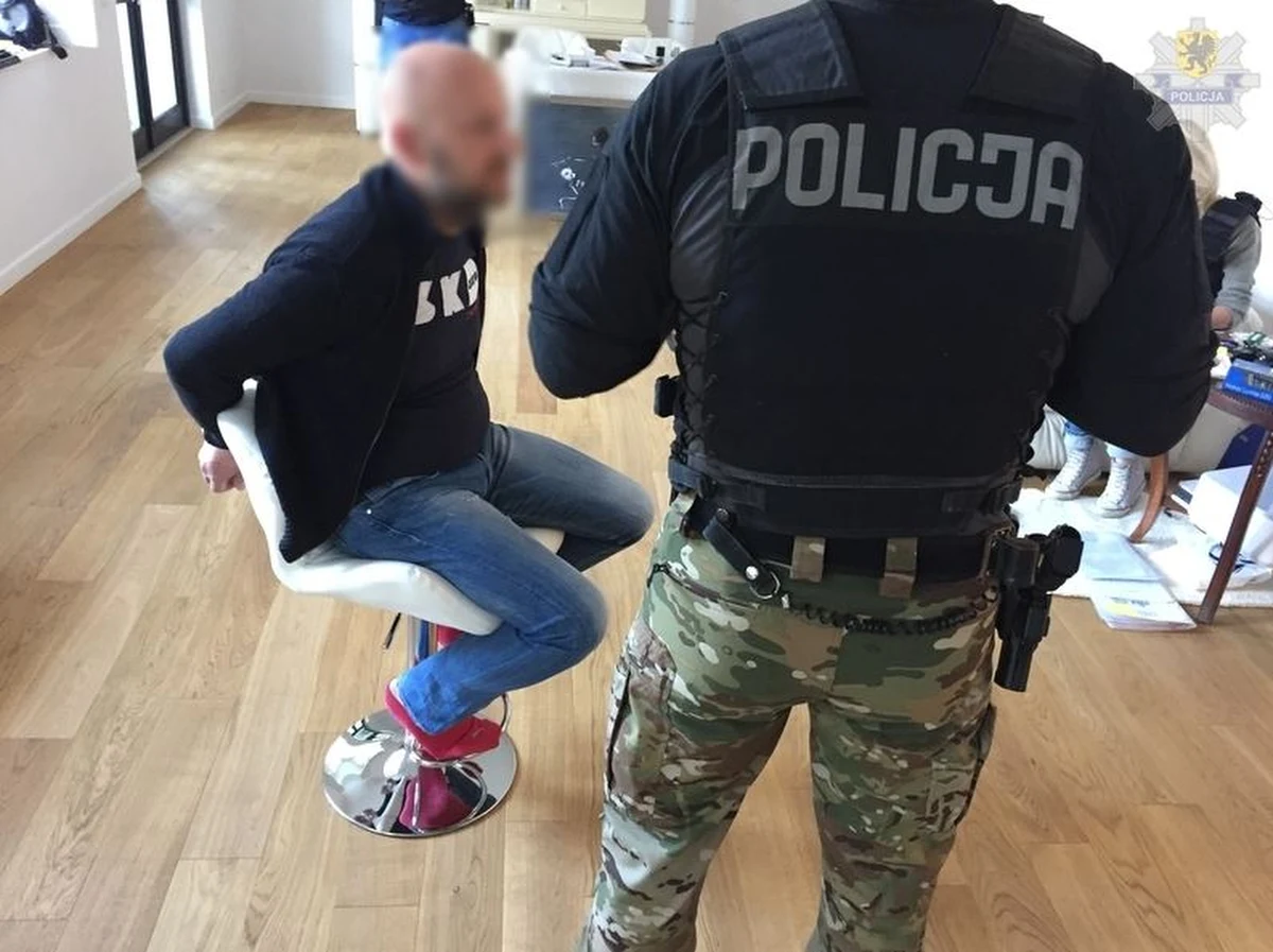 W Trójmieście i okolicach zatrzymane zostały osoby z grupy, która najaktywniej działała na Pomorzu, choć oszustw dokonała w całej Polsce. "Te zatrzymania, to efekt pracy specjalnej grupy powołanej przez Komendanta Wojewódzkiego Policji w Gdańsku do wyjaśnienia oszustw mieszkaniowych, do których dochodziło w całym kraju" – mówi Joanna Kowalik-Kosińska, rzecznik prasowy Komendanta Wojewódzkiego Policji w Gdańsku. 