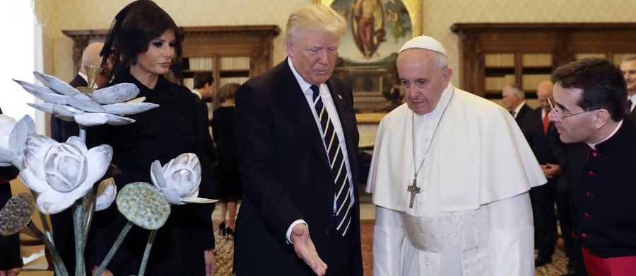 Pół godziny trwała rozmowa papieża Franciszka z prezydentem USA Donaldem Trumpem w Watykanie. Było to ich pierwsze, bardzo oczekiwane spotkanie. Przy powitaniu w Pałacu Apostolskim Trump był uśmiechnięty, a papież miał poważniejszy wyraz twarzy.