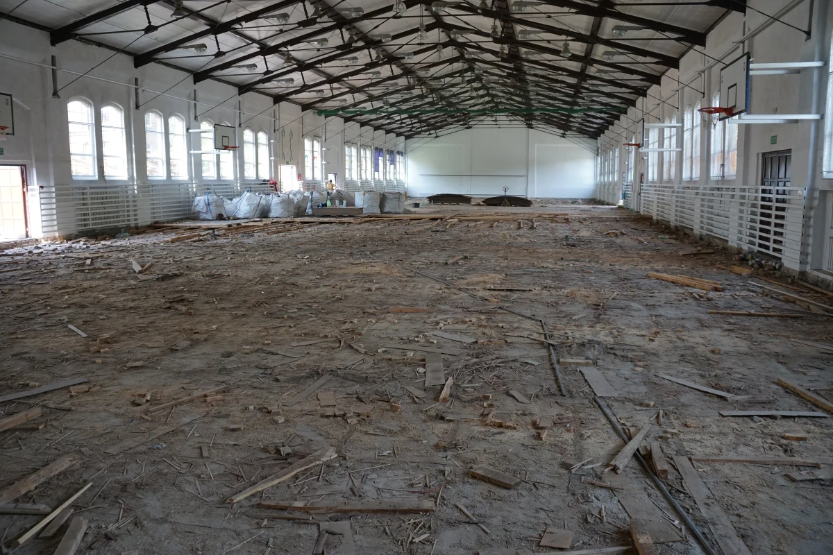 Prawie 30 lat czekała na renowację. Zabytkowa hala sportowa przy ul. Narutowicza w Szczecinie w końcu przechodzi remontu wnętrza.