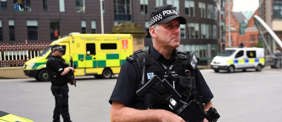 Policja w Manchesterze poinformowała o aresztowaniu trzech mężczyzn na południu miasta w związku z poniedziałkowym zamachem bombowym po koncercie amerykańskiej piosenkarki Ariany Grande, w którym zginęły 22 osoby, a ponad 100 zostało rannych.