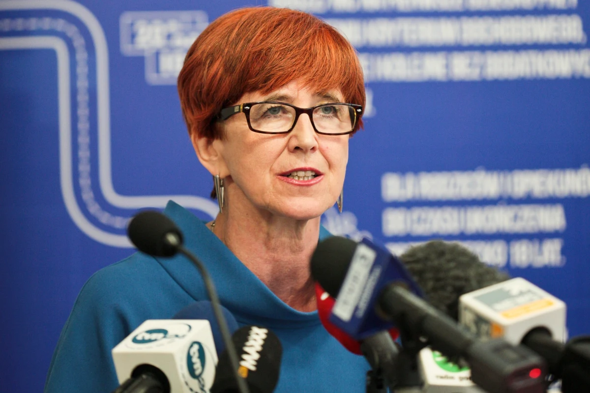 ​Liczba dzieci w żłobkach pod opieką jednego opiekuna pozostanie bez zmian. Nie zostanie zwiększona - poinformowała szefowa MRPiPS Elżbieta Rafalska. Jak dodała, zakończyły się konsultacje projektu, który wprowadzić miał zmiany w ustawie żłobkowej.