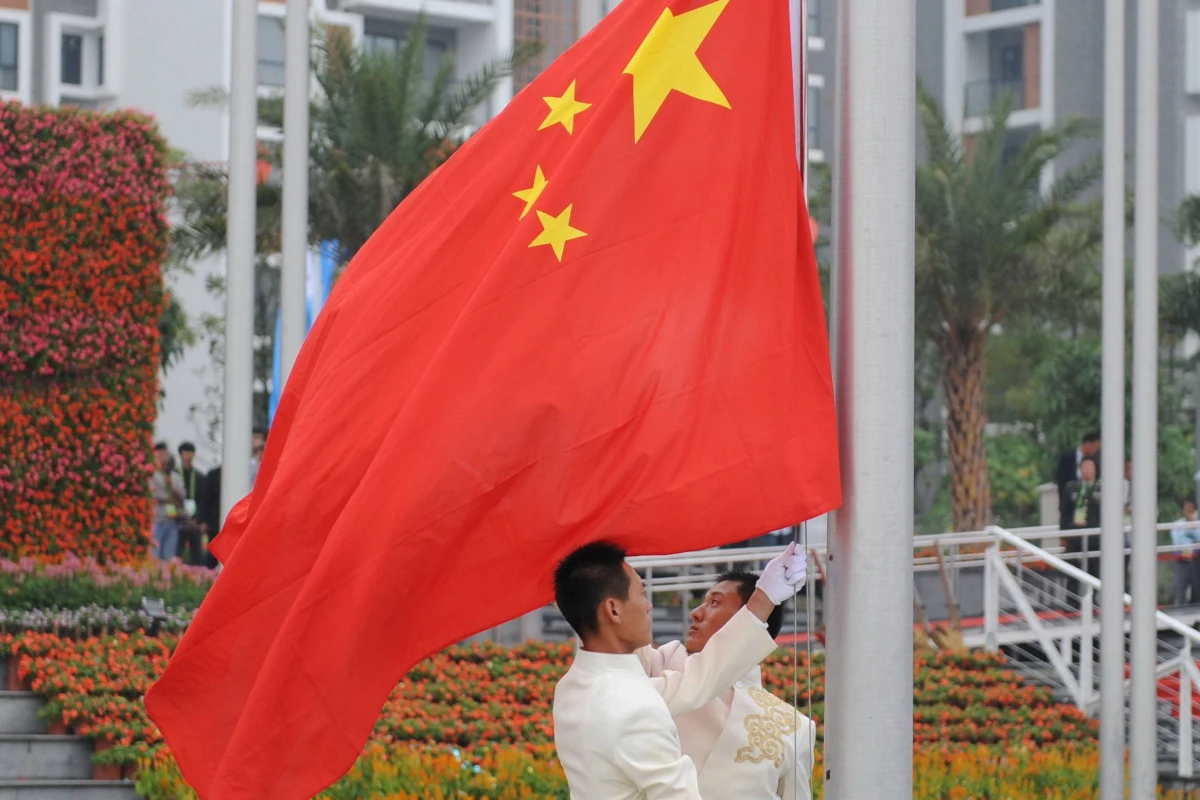 Moody's obniżył rating Chin, po raz pierwszy od 1989 roku - z poziomu Aa3 na A1. Agencja ostrzega przed rosnącym zadłużeniem chińskiej gospodarki. Pekin skrytykował decyzję Moody's. Według agencji druga gospodarka świata prawdopodobnie odczuje istotny wzrost zadłużenia w najbliższych latach, podczas gdy rządzący będą stymulować gospodarkę, by zapobiec jej nagłemu spowolnieniu.