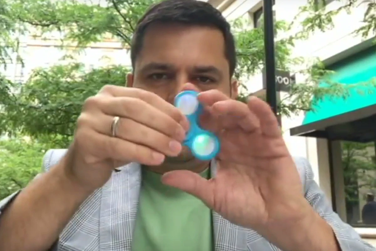 Nazywa się fidget spinner i jest w tej chwili gadżetem numerem jeden wśród amerykańskich dzieci. Występuje też pod innymi nazwami. Początkowo fidget spinner miał mieć przeznaczenie terapeutyczne - zabawkę zaprojektowano z myślą o dzieciach z nadpobudliwością ruchową, ADHD, deficytem uwagi czy w spektrum autystycznym. Popularność tego gadżetu przerosła jednak oczekiwania twórców i wymknęła się spod kontroli.
