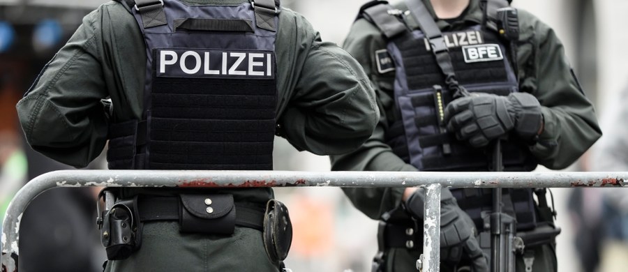 ​Policja w Berlinie zatrzymała dziewięciu członków gangu handlarzy narkotyków. Czterech z nich uznano za islamistów zagrażających bezpieczeństwu publicznemu. Zatrzymani pochodzą z Iraku i Syrii - podała agencja dpa.
