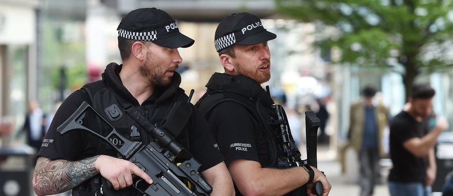 Brytyjska policja i służby bezpieczeństwa znalazły więcej materiałów wybuchowych, które mogłyby być użyte w kolejnych zamachach - podaje dziennik "The Independent" na swoich stronach internetowych. Aresztowano tez kobietę i mężczyznę, którzy mogli należeć do terrorystycznej siatki.