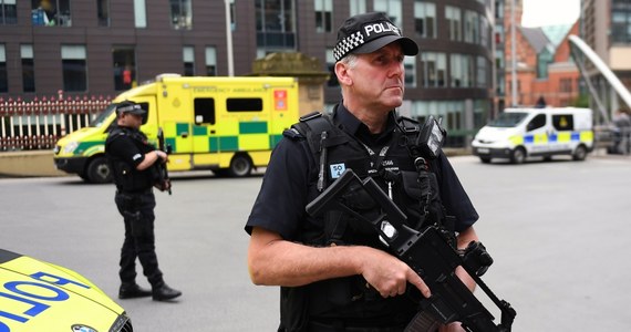 Brytyjska policja wstrzymała dzielenie się z władzami Stanów Zjednoczonych informacjami na temat śledztwa ws. zamachu terrorystycznego w Manchesterze. To konsekwencja przecieków do amerykańskich mediów z ostatnich dni, które rozgniewały rząd w Londynie – poinformowała stacja BBC. Nie wskazała źródła swych ustaleń. Premier Wielkiej Brytanii Theresa May podczas miniszczytu NATO zwróci się do prezydenta USA Donalda Trumpa o przestrzeganie tajemnicy śledztwa w sprawie zamachu. Brytyjski rząd i policja krytykowały przecieki o śledztwie pojawiające się w mediach w USA.