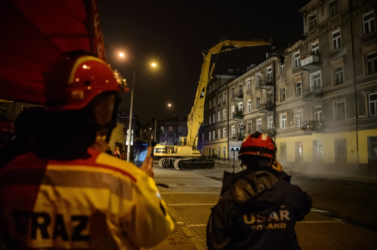 Trwa rozbiórka części kamienicy przy ulicy Lubartowskiej 45 w Lublinie. W środę po południu w jednej z części zawaliły się stropy. Trzy piętra zapadły się do środka budynku. Spod gruzów uratowano 40-letniego mężczyznę. Jest w dobrym stanie, cały czas był przytomny. 