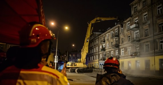 Trwa rozbiórka części kamienicy przy ulicy Lubartowskiej 45 w Lublinie. W środę po południu w jednej z części zawaliły się stropy. Trzy piętra zapadły się do środka budynku. Spod gruzów uratowano 40-letniego mężczyznę. Jest w dobrym stanie, cały czas był przytomny. 