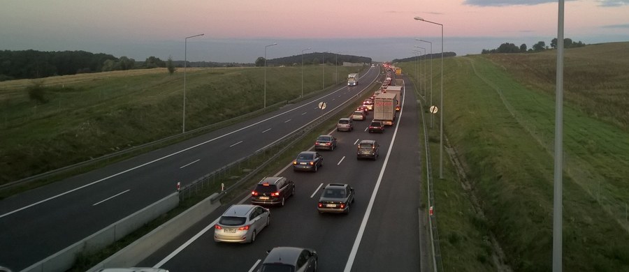 Ponad 20 kilometrów ma korek na autostradzie A4 na nitce w kierunku Wrocławia między Krzywą a Legnicą. Zator powstał w miejscu budowy wiaduktu nad autostradą w ciągu drogi S3.