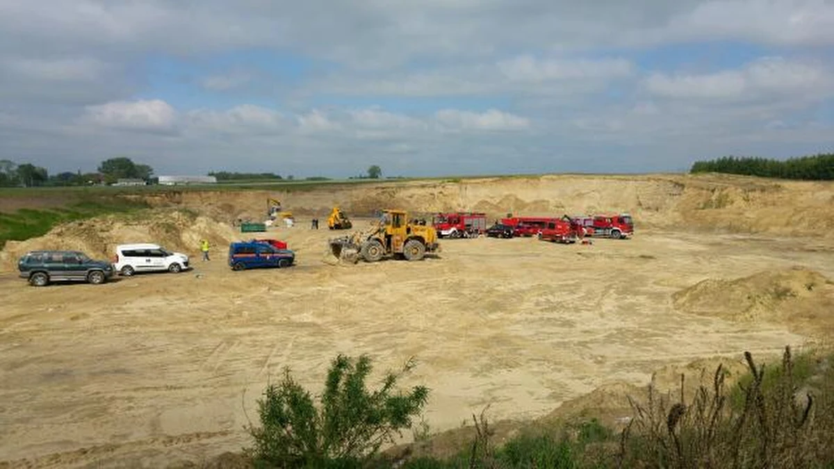 Już 60 200-litrowych beczek z niebezpieczną substancją odkryto w nieczynnej żwirowni w miejscowości Przyjma w Wielkopolsce. To łatwopalne i toksyczne substancje – przyznają strażacy. Pojemników może być znacznie więcej. 