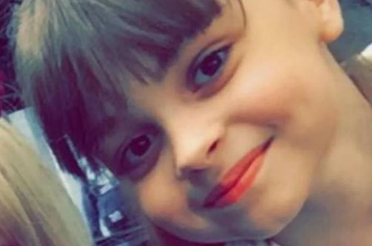"Miała ogromną ranę powyżej uda i uraz głowy" - tak 42-letni Paul Reid mówi w rozmowie z "The Sun" o 8-letniej Saffie Rose Roussos. Dziewczynka to najmłodsza ofiara poniedziałkowego zamachu w Manchesterze. "Pytała, gdzie jest jej mamusia, co się stało" - mówi mężczyzna. "Chciała być blisko mamy. Umierała" - wspomina 42-latek ze łzami w oczach. 