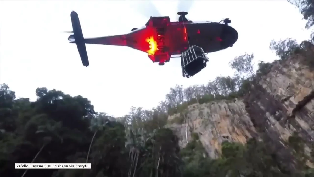 W Springbrook, w stanie Queensland w Australii 20-letni turysta wspinający się w okolicach wodospadów Purlingbrook został ukąszony przez jadowitego węża. Aby przetransportować go do szpitala, ratownicy z Brisbane musieli użyć helikoptera. Przyjaciel 20-latka, który zadzwonił po pomoc, został poinstruowany, aby ściągnąć na telefon aplikację Emergency Plus. Dzięki niej ratownicy mogli ustalić jego współrzędne geograficzne, co znacznie przyspieszyło akcję. Ukąszony trafił do szpitala w Brisbane w stanie stabilnym.