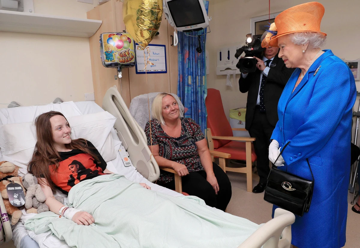 Brytyjska królowa Elżbieta II odwiedziła dzieci ranne w poniedziałkowym zamachu w Manchesterze.  Do spotkania doszło w Królewskim Szpitalu Dziecięcym.