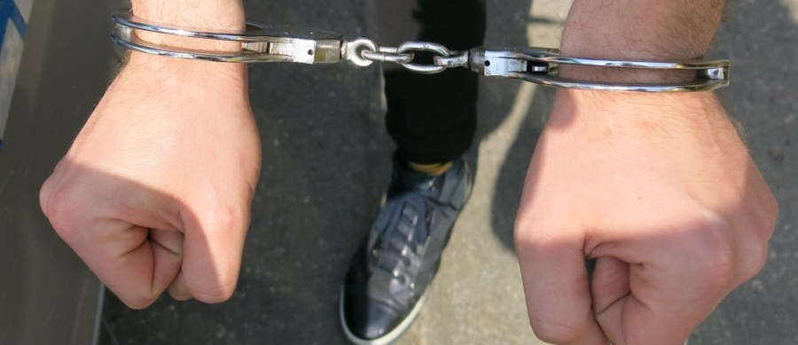 ​Na bezwzględne więzienie skazał sąd w Szczecinku trzech byłych już strażników miejskich. Odpowiadają za wyjątkowo brutalną interwencję i pobicie 20-letniego zatrzymanego, który całe zdarzenie nagrał telefonem komórkowym.