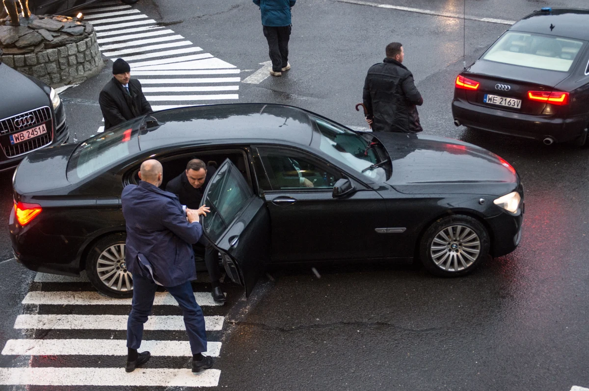 Szokujące decyzje szefostwa Biura Ochrony Rządu. Jak dowiedzieli się reporterzy RMF FM, nowe kierownictwo BOR-u chce, by to firmy zewnętrzne szkoliły funkcjonariuszy, którzy jeżdżą z najważniejszymi osobami w państwie. Co więcej, w rozesłanym do firm zapytaniu ofertowym ujawnione zostały m.in. szczegóły zabezpieczenia należących do BOR-u aut. Po południu Biuro odpowiedziało na nasze doniesienia. "Biuro Ochrony Rządu zdecydowanie podkreśla, iż wszelkie parametry zawarte w zapytaniu ofertowym dotyczące pojazdów obejmują jedynie wartości ogólne lub minimalne, które nie ujawniają szczegółowych parametrów pojazdów użytkowanych przez Biuro Ochrony Rządu" - napisano w oświadczeniu. 