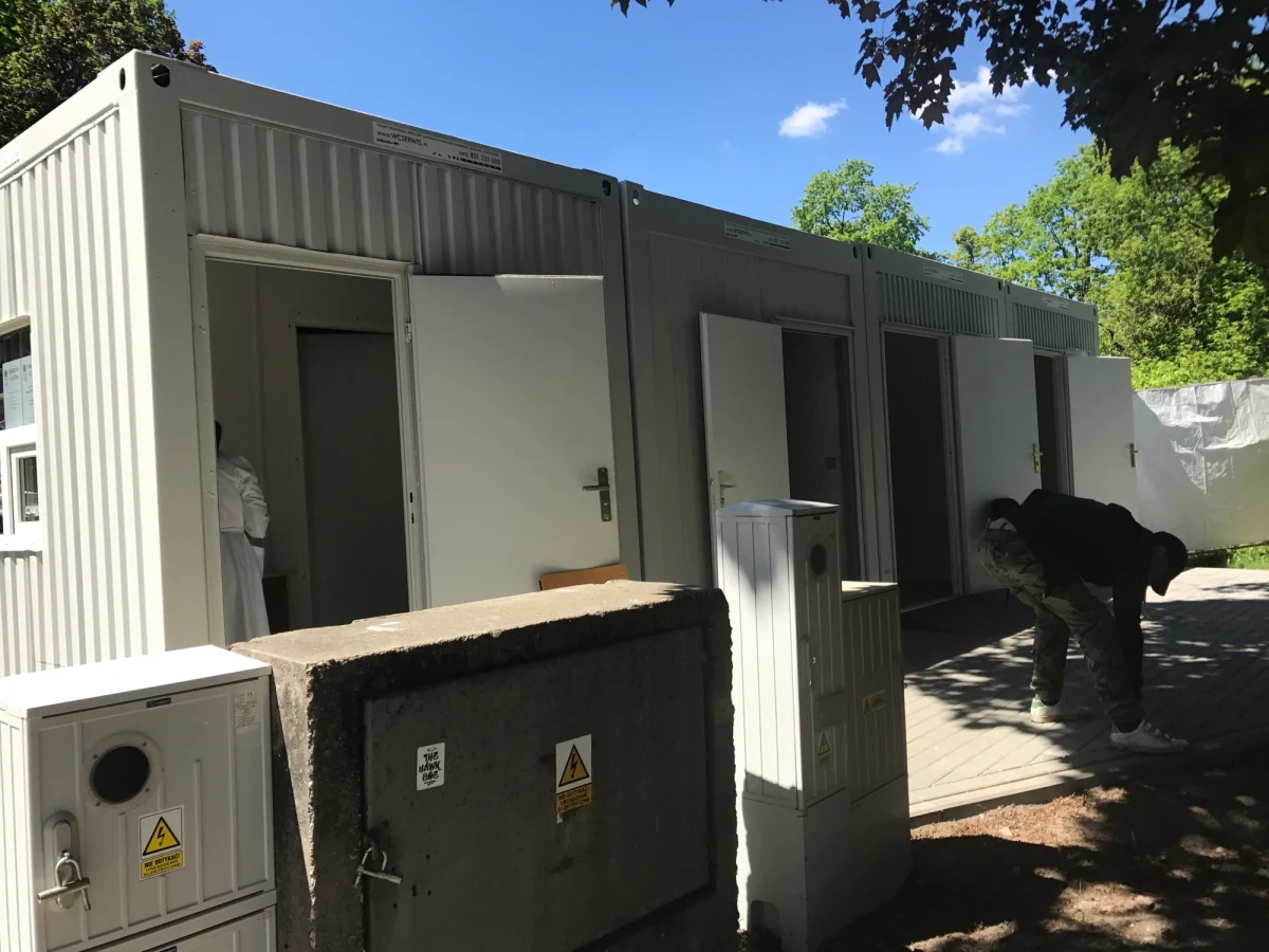 W Warszawie stanęła pierwsza mobilna łaźnia, w której bezdomni mogą skorzystać z toalety, zmienić bieliznę i wziąć prysznic. Prowadzi ją Caritas Diecezji Warszawsko-Praskiej. 