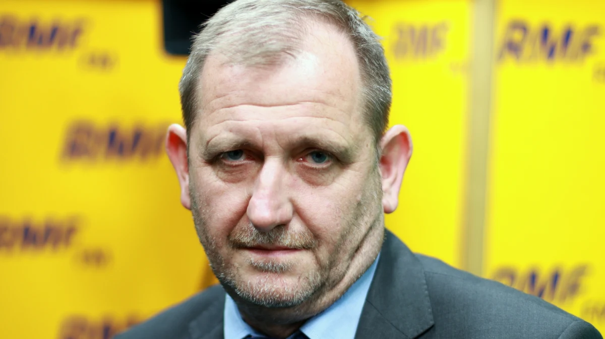 „Rozmawiałem wielokrotnie z nauczycielami i rodzicami, gdy reforma (edukacji) była konsultowana. Jestem gotowy spotkać się z każdym, kto chce zaprosić mnie na takie spotkanie” – powiedział w Popołudniowej rozmowie w RMF FM prof. Andrzej Waśko. „Pan prezydent zapoznał się z postulatami osób krytykujących reformę. Zna argumenty przeciwników komitetu referendalnego, jest zwolennikiem programowym tej reformy, potwierdził to dodatkowo przedwczoraj na spotkaniu z samorządowcami” – stwierdził doradca prezydenta ds. wdrażania reformy edukacji. Jak dodał, jeśli chodzi o tworzenie sieci szkół, to „97,2 procent samorządów wykonało założenia ustawy w całości (…)”. „Stowarzyszenia rodziców jest to - powiedzmy - grupa 600 osób. Rodziców w Polsce jest 7 milionów. (…). Nie widać chaosu, braku kontroli nad procesami wdrażania reformy, terminy zostały dotrzymane” – zapewnił prof. Waśko. „Argumenty zwolenników referendum brzmią dziś dużo słabiej niż kilka miesięcy temu” – ocenił. W internetowej części Popołudniowej rozmowy prof. Waśko zapewnił, że jest gotów spotkać się z przedstawicielami stowarzyszeń przeciwnych reformie edukacji. "Ja z przyjemnością się spotkam i nawet ich zaproszę. Oby tylko istniała wola z drugiej strony, bo są to osoby powiedzmy w stanie pobudzenia emocjonalnego, mocno sfrustrowane i nie wiem czy będą miały ochotę ze mną porozmawiać" - powiedział doradca prezydenta. 