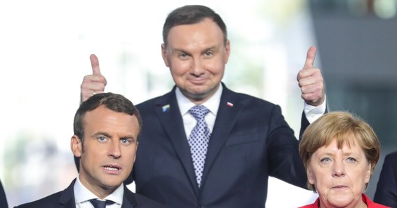 Zanosi się na trudną rozmowę prezydenta Andrzeja Dudy z prezydentem Francji na marginesie szczytu NATO. Emmanuel Macron zapowiedział w Brukseli, że chce jeszcze bardziej zaostrzyć dyrektywę o pracownikach delegowanych niż proponuje Komisja Europejska. Uderzy to bezpośrednio w polskie firmy, bo to Polacy są najliczniejszą grupą wśród pracowników wysyłanych do innych krajów Unii. 