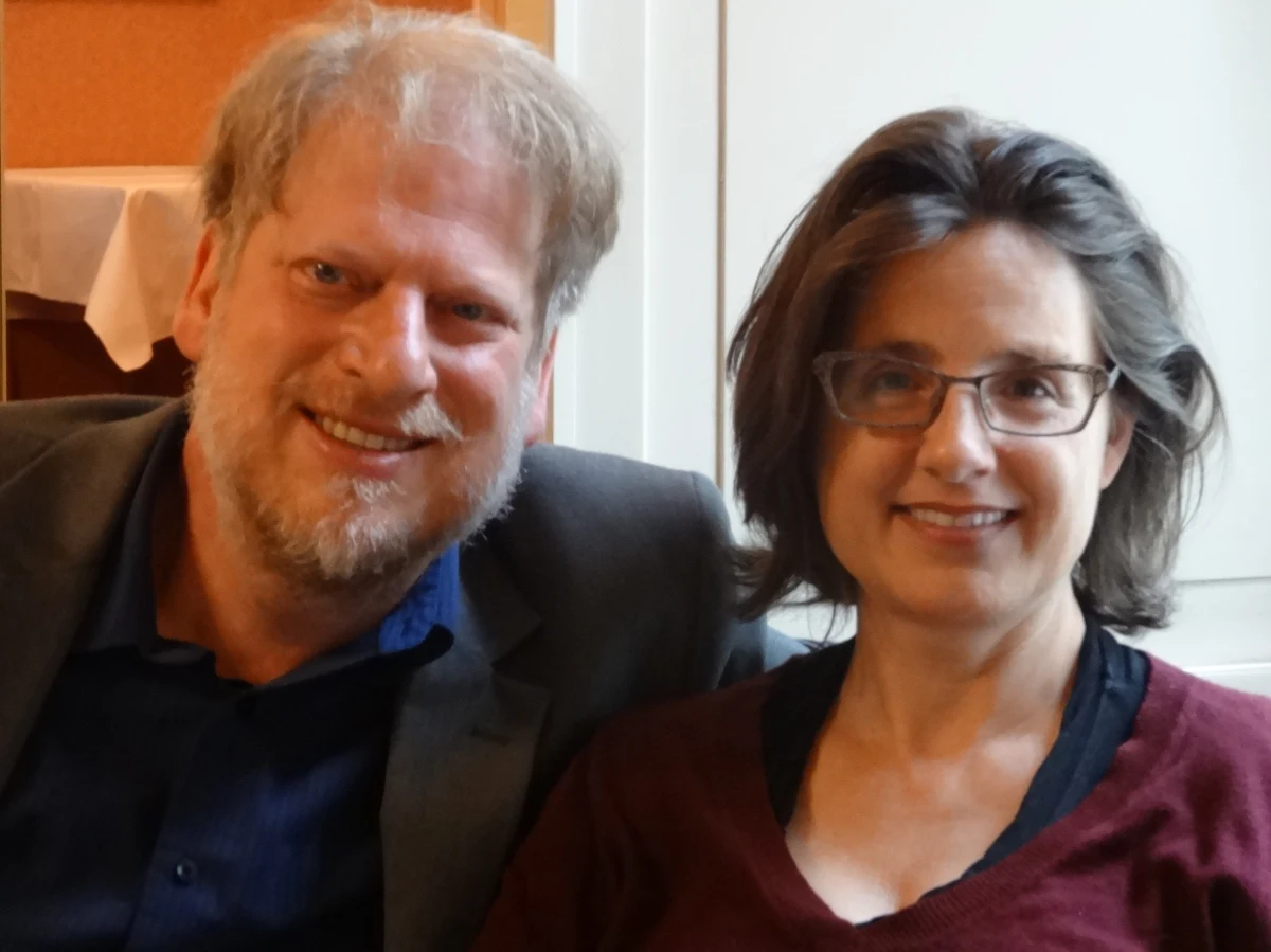 Empatia to zdolność, którą bardzo cenimy, jest powszechnie kochana, ale tam, gdzie trzeba podejmować decyzje, jest kiepskim doradcą, sprawia, że działamy irracjonalnie - przekonuje w rozmowie z RMF FM prof. Paul Bloom, psycholog z Uniwersytetu Yale. Prof. Karen Wynn, psycholog i kognitywistka na Uniwersytecie Yale dodaje, że we współczesnym świecie pozwalamy emocjom na zbyt wiele, ale opieranie się manipulacjom choćby odwołujących się do emocji polityków, jest bardzo trudne. Trzeba się jednak starać o dystans i możliwość oceny problemów z obu stron. Oboje psycholodzy, prywatnie małżeństwo, są gośćmi trwającej w Krakowie czwartej edycji Copernicus Festival - poświęconej w tym roku emocjom.