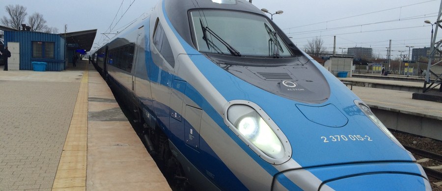 Do końca roku - to kolejna obietnica PKP InterCity składana w sprawie uruchomienia internetu bezprzewodowego w pociągach Pendolino. Taki termin w rozmowie z RMF FM podaje prezes kolejowej centrali Krzysztof Mamiński. Ostatnia obietnica PKP InterCity, że w czerwcu zacznie się montaż niezbędnych urządzeń jest nierealna. Internetu nie będzie przez kolejne miesiące. 