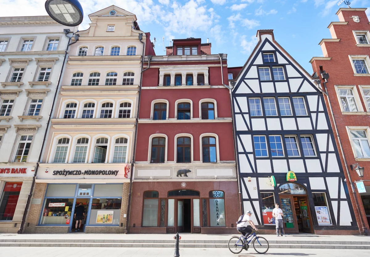 Za 2,7 mln zł sprzedana została połowa kamienicy należącej do Amber Gold. Nieruchomość w centrum Gdańska o powierzchni ok. 200 m kw. nabyła jedna ze spółek działających w mieście. Część budynku wystawił na przetarg syndyk masy upadłościowej spółki.