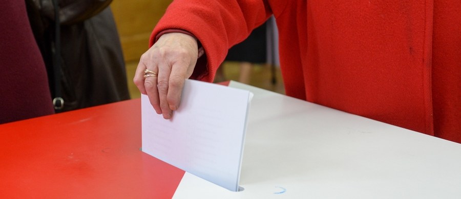 Wybory samorządowe i referendum konstytucyjne nie mogą się odbyć w ramach jednego głosowania  - ocenia przewodniczący Państwowej Komisji Wyborczej sędzia Wojciech Hermeliński. Prezydent proponuje na referendum 11 listopada przyszłego roku. Niewykluczone, że tego właśnie dnia będą też wybory lokalne.