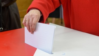 PKW: Wybory samorządowe i referendum konstytucyjne nie mogą się odbyć w ramach jednego głosowania  