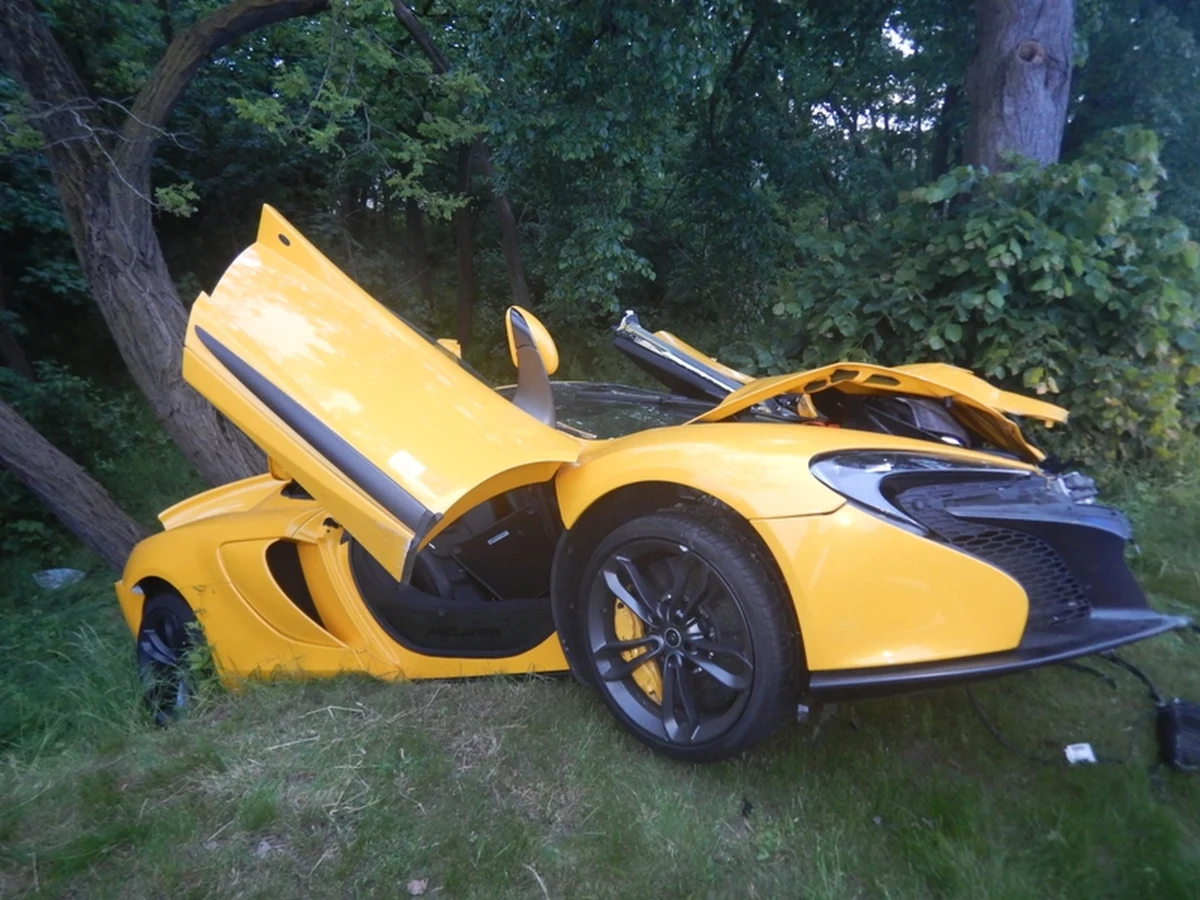 Żółty McLaren 650s Spider z 2015 roku rozbił się na rondzie w Krapkowicach (woj. opolskie). Zaledwie kilkaset metrów od komisu z drogimi autami z zagranicy, z którego pochodził. Według nieoficjalnych informacji portalu Fakt24.pl, rozpędzające się do ponad 300 km/h cacko pożyczył sobie jeden z pracowników. Teraz może spłacać tę szkodę do końca życia. Auto nie było jeszcze ubezpieczone.