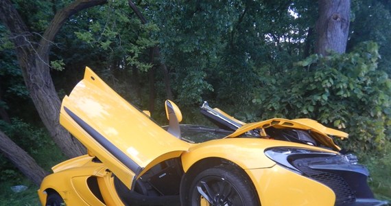 Żółty McLaren 650s Spider z 2015 roku rozbił się na rondzie w Krapkowicach (woj. opolskie). Zaledwie kilkaset metrów od komisu z drogimi autami z zagranicy, z którego pochodził. Według nieoficjalnych informacji portalu Fakt24.pl, rozpędzające się do ponad 300 km/h cacko pożyczył sobie jeden z pracowników. Teraz może spłacać tę szkodę do końca życia. Auto nie było jeszcze ubezpieczone.