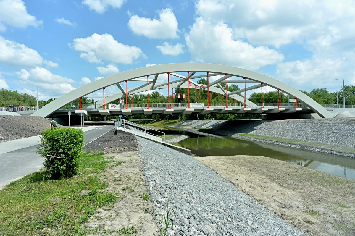 W piątek otwarto nowy most na rzece Bystrzycy, umożliwiający m.in. dojazd do dworca i stadionu w Lublinie. Przeprawa nosi nazwę 700-lecia Lublina. Budowa mostu razem z rozbudową łączącej się z nim ul. Muzycznej kosztowała blisko 42 mln zł.