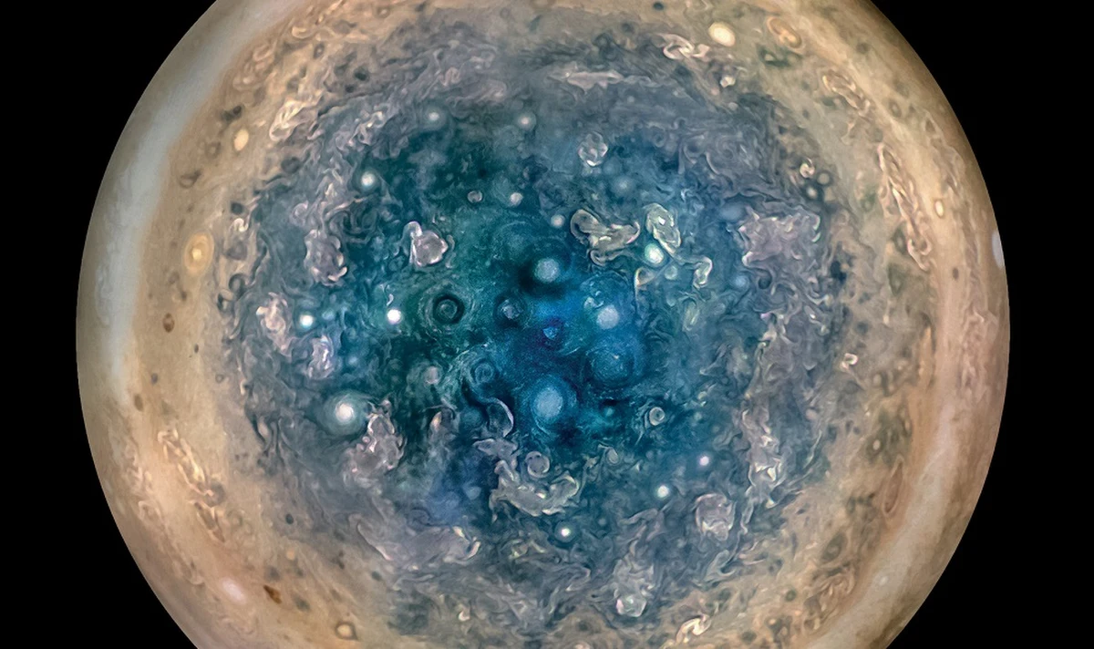 Naukowcy opracowali pierwsze wyniki badań, przesłane na Ziemię przez krążącą wokół Jowisza sondę Juno. W dwóch artykułach opublikowanych na łamach czasopisma "Science" i 44 w czasopiśmie "Geophysical Research Letters" ogłosili odkrycia, które w historii badań gazowych olbrzymów oznaczaja prawdziwe trzęsienie... Jowisza. Najwieksza planeta Układu Słonecznego okazała się obiektem jeszcze bardziej egzotycznym, niż się do tej pory wydawało, z otaczającymi bieguny cyklonami o rozmiarach Ziemi i burzami, które zanurzają się w głąb atmosfery Jowisza znacznie głębiej, niż dotąd myślano. Do tego jeszcze dochodzi gigantyczne, ale bardzo niejednorodne pole magnetyczne, które z kolei tworzy się znacznie bliżej powierzchni, niż wcześniej szacowano.