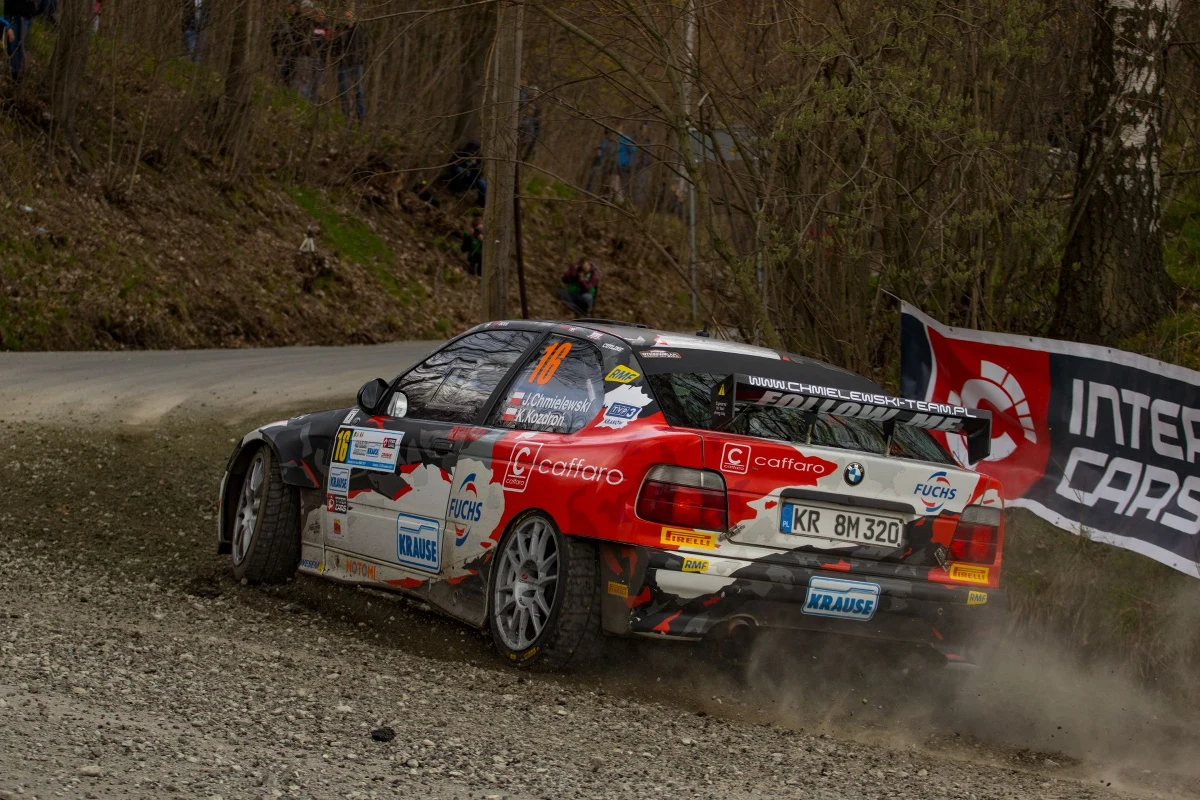 To mogą być jedne z najefektowniejszych zawodów w tym sezonie Inter Cars Rajdowych Mistrzostw Polski! Kierowcy rozpoczęli dziś rywalizację w jedynej w tym roku szutrowej rundzie: Rajdzie Gdańsk Baltic Cup. Kto ma największe szanse na zwycięstwo?