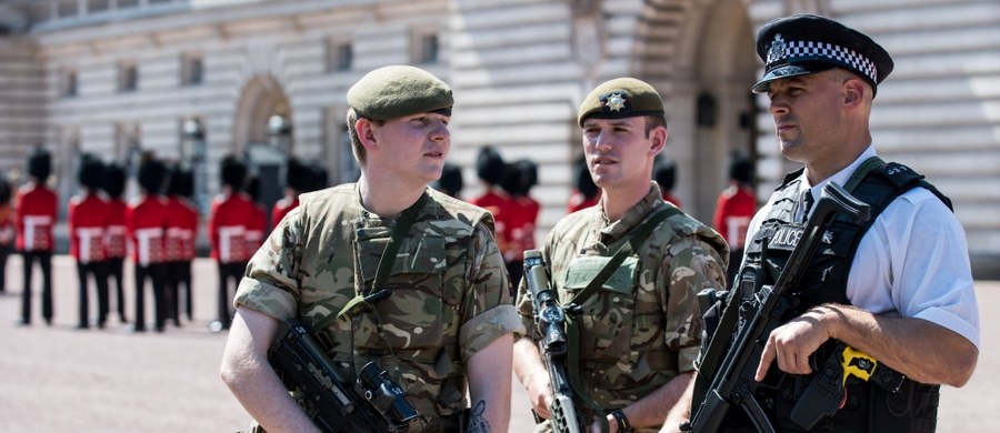 ​Brytyjska premier Theresa May poinformowała o obniżeniu poziomu zagrożenia terrorystycznego z najwyższego, piątego - "krytycznego", do czwartego - "poważnego". W poniedziałek w nocy rozpocznie się wycofywanie z ulic żołnierzy wspierających policję.