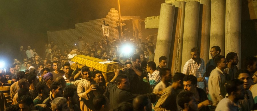 Dżihadystyczne Państwo Islamskie (IS) przyznało się do przeprowadzenia piątkowego ataku na grupę Koptów w Egipcie, w którym zginęło 29 osób, w tym dzieci. Egipskie lotnictwo kontynuuje odwetowe uderzenia na cele dżihadystów.