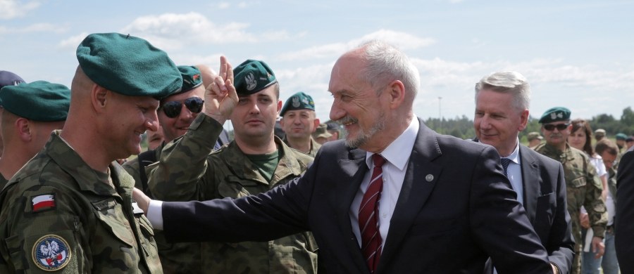 "Polska ma obowiązek, poprzez regulacje prawne i działania społeczne, finansowe, gospodarcze i wszystkie inne szanować wasz wysiłek, dawać wyraz temu, że jesteście solą polskiej armii" - mówił minister obrony narodowej Antoni Macierewicz do weteranów misji zagranicznych, z którymi spotkał się na poligonie w Orzyszu (woj. warmińsko-mazurskie). "Bez was nie ma polskiej armii. Bez was nie ma możliwości budowania siły militarnej Polski" – stwierdził. 