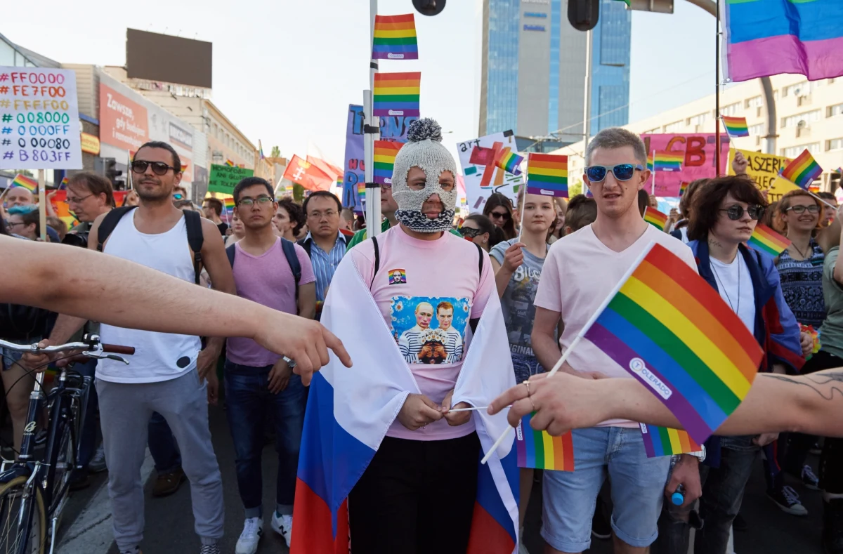 Główną aleją Gdańska przeszedł III Trójmiejski Marsz Równości. Wśród ponad 2 tys. uczestników maszerujących pod hasłem „Miłość nie wojna” znaleźli się m.in. prezydent Gdańska Paweł Adamowicz, miejscowi posłowie, radni Platformy Obywatelskiej oraz duchowni z Europejskiego Forum Chrześcijan LGBT.