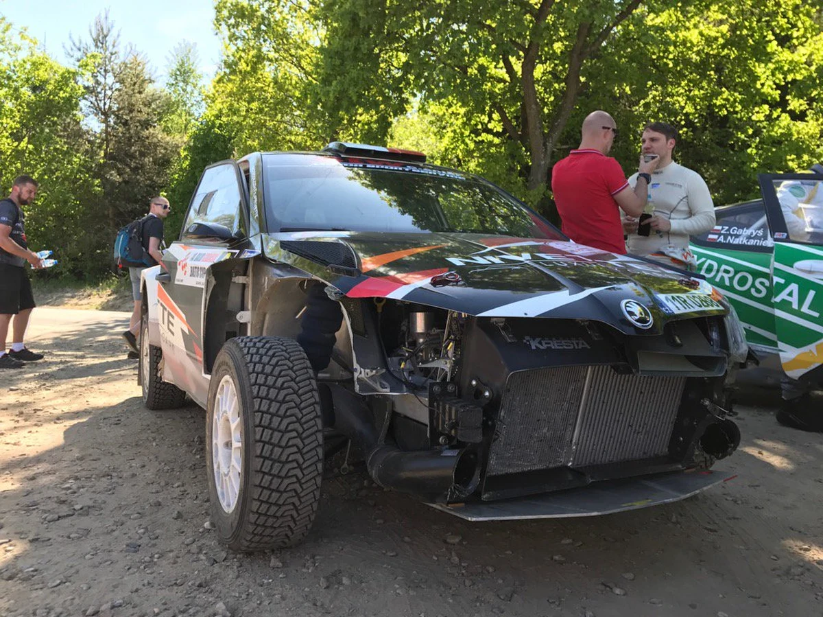 "To jest jakiś "horror" pierwszego odcinka! Zawsze na nim muszę coś wykonać, teraz też oczywiście trochę za szybko pojechałem" - powiedział Filip Nivette, który mimo przygód jest liderem po pierwszym etapie Rajdu Gdańsk Baltic Cup. Rozmawiał z nim dziennikarz RMF FM Maciej Jermakow. 