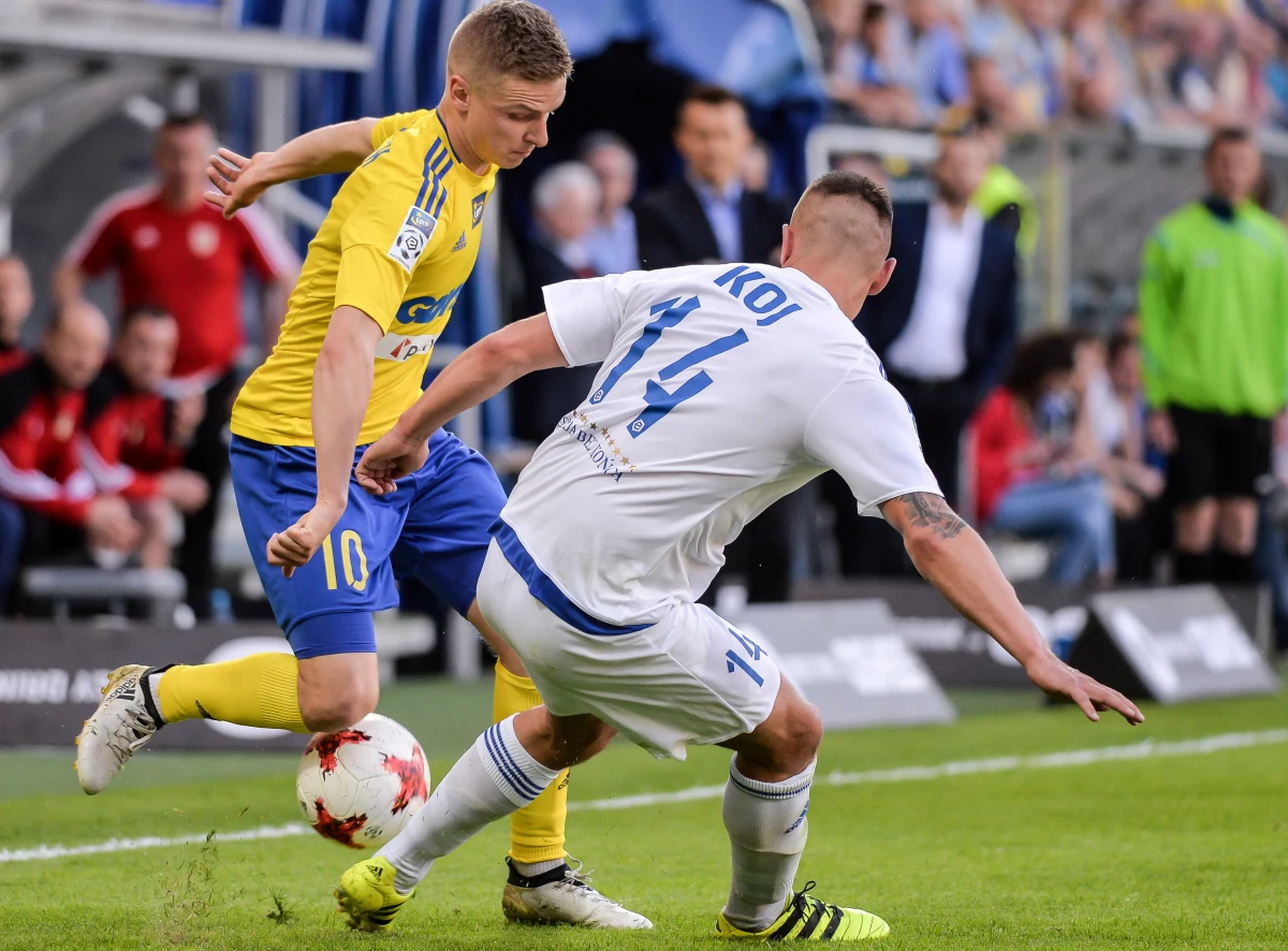 Piłkarze Ruchu Chorzów zremisowali na wyjeździe z Arką Gdynia 1:1 w 36. kolejce i już nie mają szans na utrzymanie w ekstraklasie. Drugi spadkowicz zostanie wyłoniony w piątek. Bedzie nim Arka lub Górnik Łęczna.