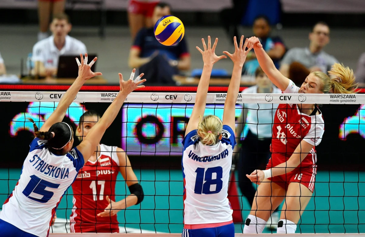 Polskie siatkarki przegrały w Warszawie z Czeszkami 2:3 (35:33, 14:25, 25:14, 22:25, 9:15) w meczu turnieju kwalifikacyjnego do mistrzostw świata 2018. W innych sobotnich spotkaniach Cypr wygrał z Islandią, a Serbią ze Słowacją po 3:0.