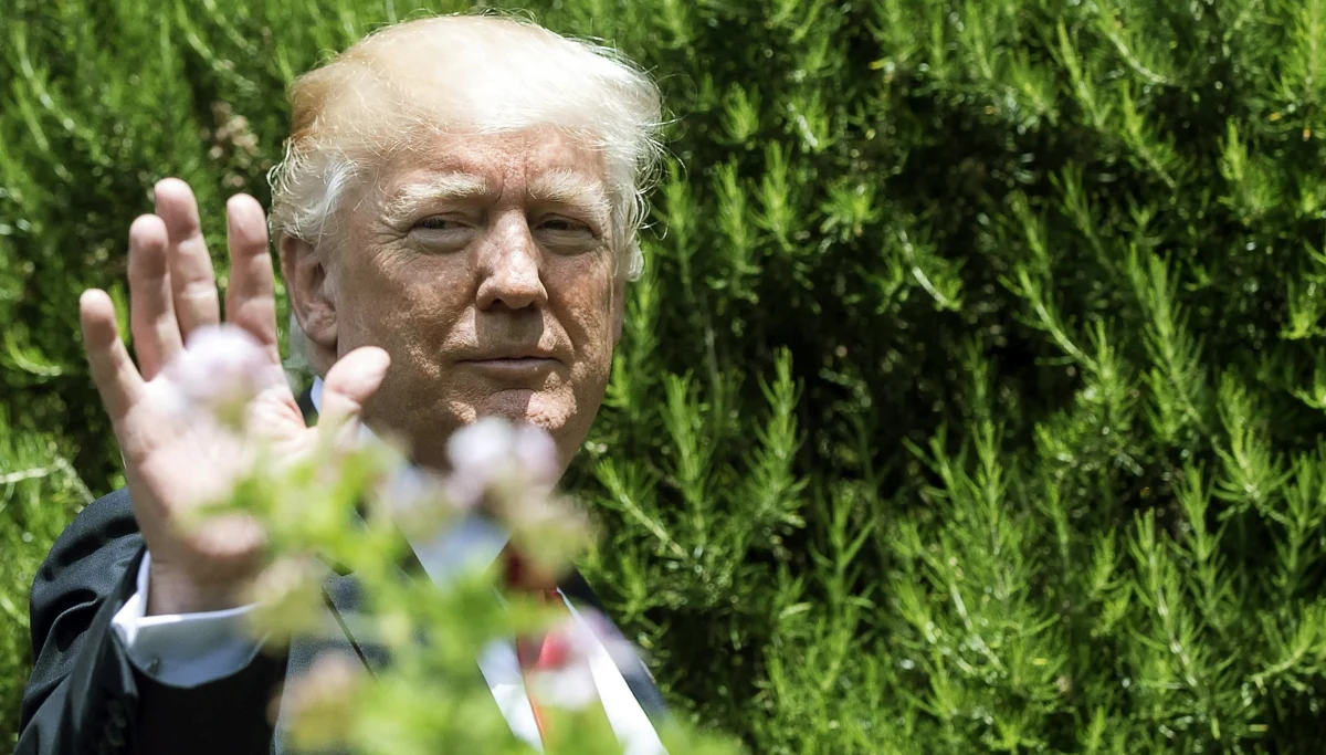 Prezydent USA Donald Trump powiadomił już najbardziej zaufanych pracowników, że zamierza wycofać się z podpisanego w grudniu 2015 roku w Paryżu porozumienia ONZ o przeciwdziałaniu zmianom klimatycznym - poinformowały w swym serwisie Axios Media. Zamiar Trumpa wycofania się z tego sztandarowego porozumienia, firmowanego przez jego poprzednika Baracka Obamę, potwierdziły Axios Media trzy niezależne źródła w prezydenckiej administracji.