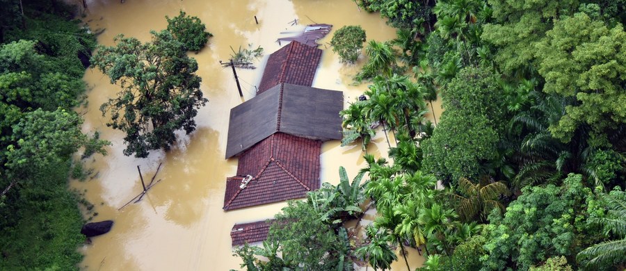 ​Do 146 wzrosła liczba ofiar śmiertelnych powodzi i osuwisk na Sri Lance w wyniku deszczy monsunowych, które w czwartek i piątek nawiedziły zachodnią i południową część wyspy - podały w niedzielę lankijskie władze. Ponad 100 tysięcy ludzi musiało opuścić swe domy. Dziś ratownicy wydobyli spod olbrzymich zwałów błota kolejne ciała. 112 osób pozostaje zaginionych.