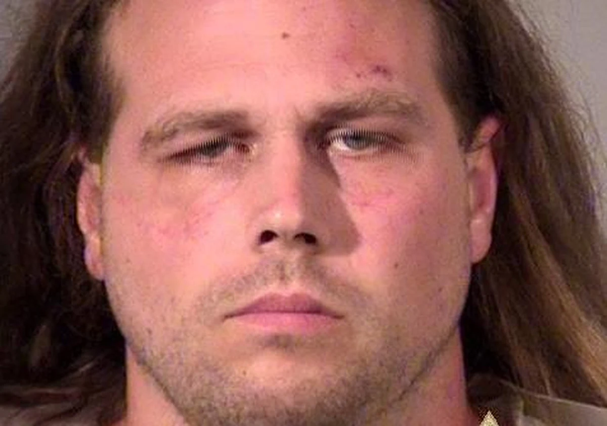 Amerykańska policja schwytała mężczyznę, który w piątek zabił nożem dwóch pasażerów pociągu w Portland, a trzeciego ranił - podały służby stanu Oregon. Pasażerowie stanęli w obronie dwóch kobiet, które 35-latek zaatakował, bo "wyglądały jak muzułmanki".