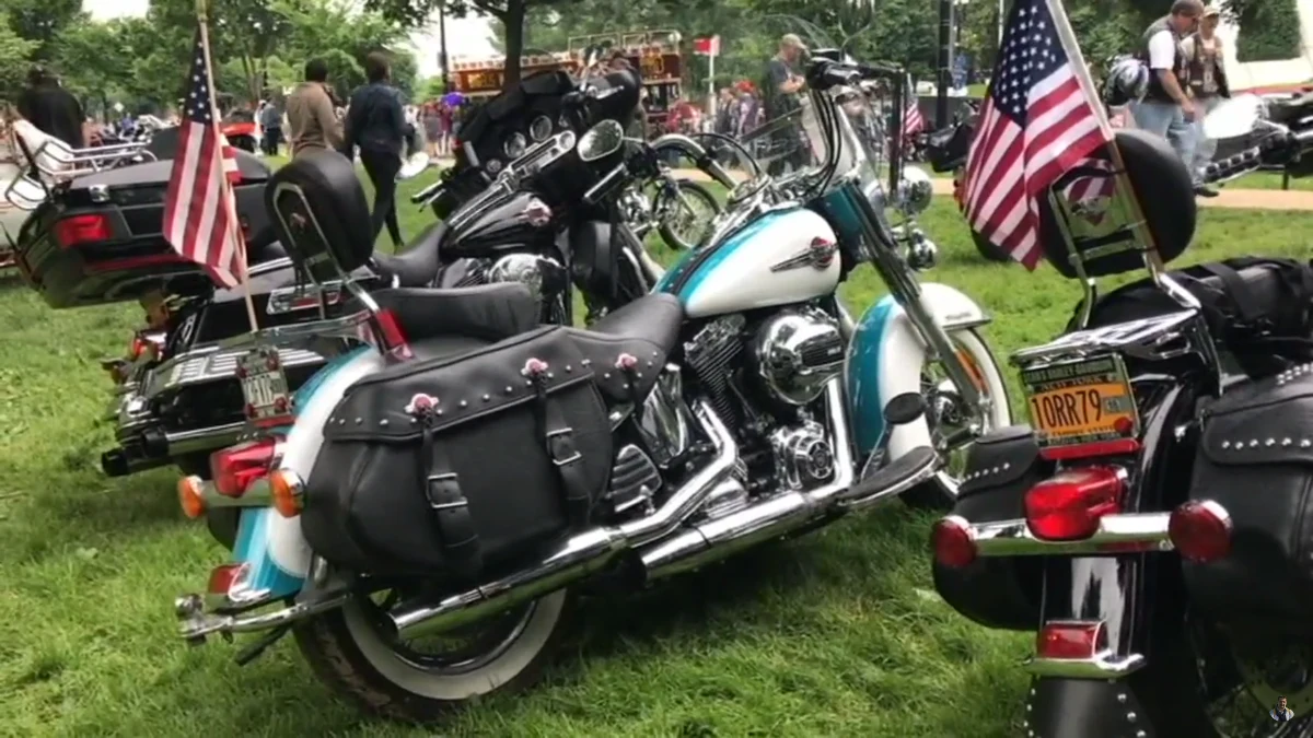 W ostatni weekend maja Waszyngton zamienia się w stolicę Harleyów. Zjeżdżają tu na motocyklach weterani wojenni z całych Stanów Zjednoczonych. W ten sposób oddają hołd kolegom, którzy nie powrócili z wojen. To już tradycja, że przez stolicę USA przetaczają się tysiące motocykli. W wydarzeniu biorą udział członkowie wielu klubów motocyklowych z całych Stanów Zjednoczonych.