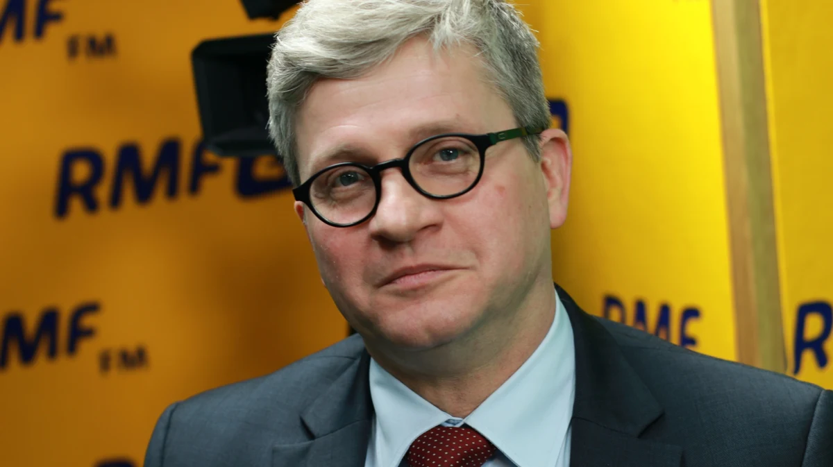 „Nie możemy powiedzieć, że nic nam nie grozi” - mówił w Porannej rozmowie w RMF FM Paweł Soloch, szef Biura Bezpieczeństwa Narodowego, pytany o bezpieczeństwo na imprezach masowych w Polsce. „Polska do tej pory nie była pierwszorzędnym celem dla ataków terrorystycznych” - dodał. „Musimy być gotowi, po to ćwiczą nasze służby, ale po to też jest współpraca służb specjalnych, wywiadów, wymiana informacji” - ocenił szef BBN. Zaznaczył jednak, że „nie możemy rezygnować z normalnego funkcjonowania jako społeczeństwo”. W rozmowie poruszono też temat kolejnej próby rakietowej Korei Północnej. „Mamy do czynienia z państwem, które ekonomicznie być może niewiele znaczy, natomiast jest takim nieprzewidywalnym, agresywnym krajem, zdolnym zaburzyć bardzo kruchą w tym regionie równowagę” - mówił Soloch. „Problem może być rozwiązany tylko we współdziałaniu największych: Stanów Zjednoczonych, Chin, być może Rosji i Japonii” - dodał. Szef BBN odniósł się także do ostatnich ataków terrorystycznych w Europie. „Nie jest krytykowana religia, a terroryzm, który odwołuje się do religii. Autorytety świata islamskiego odcinają się od tych ataków” - mówił. Dopytywany przez Roberta Mazurka o przyjmowanie uchodźców przez państwa europejskie, powiedział: „Solidarność europejska powinna polegać na solidarnym przeciwdziałaniu terroryzmowi, ale nie na solidarnym braniu takich samych problemów, jakie wzięły na siebie inne państwa” - ocenił Soloch.