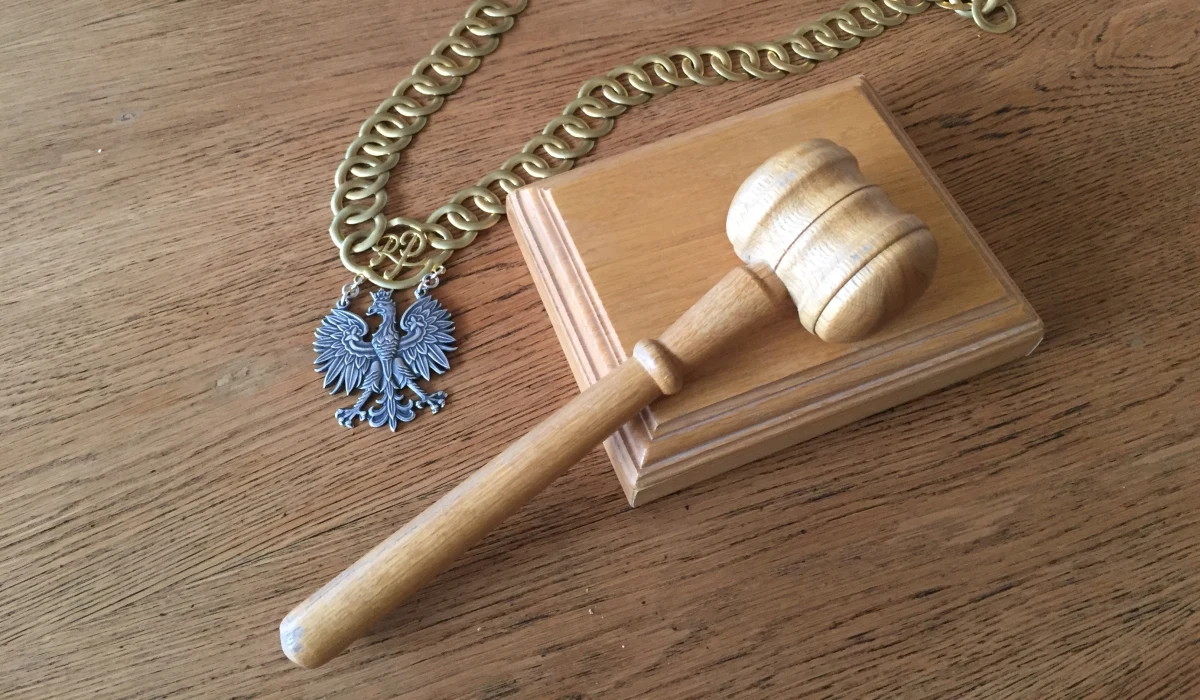 "Przeciw reformie protestuje głównie sędziowska arystokracja pozostająca poza jakąkolwiek kontrolą społeczną” – mówi w rozmowie z tygodnikiem „wSieci” wiceminister sprawiedliwości Marcin Warchoł. „KRS po 1989 r. była pomostem, po którym elity PRL weszły do wolnej Polski i w niej się zagnieździły. Nową Polskę urządziły sobie na swoją starą modłę. Korporacyjnie, ponadpaństwowo i z pogardą dla reszty społeczeństwa. I dlatego teraz tak mocno tego bronią” - podkreśla. 