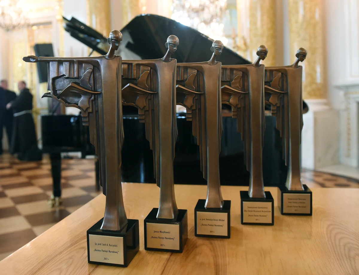 Wszystkim laureatom za ich ofiarność i pracowitość, a przede wszystkim za szczery patriotyzm, należą się serdeczne gratulacje.