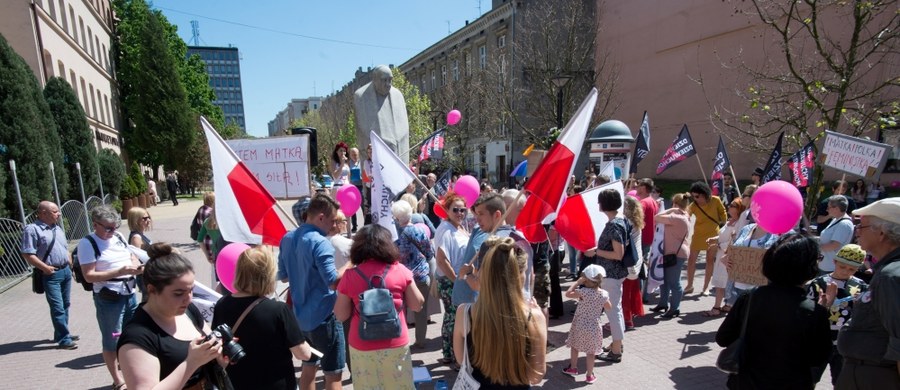 Blisko sto osób przeszło ul. Piotrkowską w Łodzi w Ogólnopolskim Marszu dla Matek. Uczestnicy domagali się m.in. poprawy egzekwowania prawa alimentacyjnego.