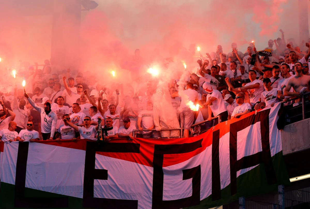 Drużyny zajmujące cztery czołowe miejsca w piłkarskiej ekstraklasie wygrały swoje niedzielne mecze 36. kolejki. Losy tytułu rozstrzygną się w następną niedzielę - najbliżej mistrzostwa jest Legia, która wyprzedza Jagiellonię, Lecha i Lechię o dwa punkty.